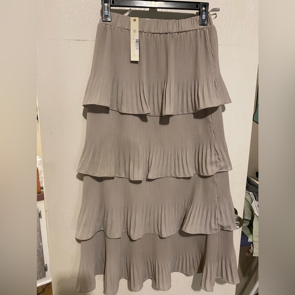 Elastic waist size medium new with tags she and sky